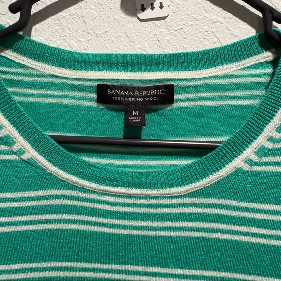 Banana Republic Size M Green Striped Women's Top - Picture 3 of 3